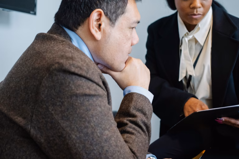 Salarié qui s’informe des normes du travail en cas de décès auprès de son employeur